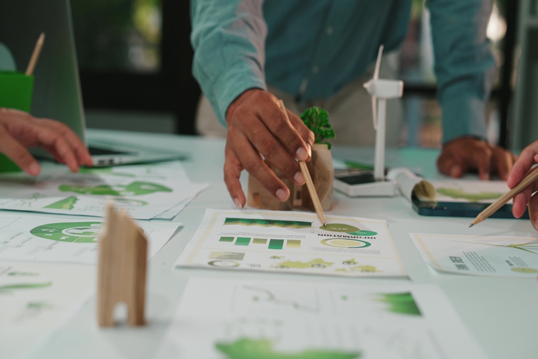 immagine di riunione per dare idea su autorizzazioni progetti green e valutazione di impatto ambientale