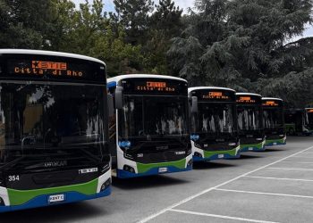 LNotizie-Foto. Mobilità sostenibile, a Rho circoleranno 15 nuovi autobus ibridi. Assessore Lucente: flotta sempre più moderna e sicura