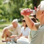 anziano che beve al caldo per dare l'idea dei maggiori accessi al pronto soccorso per il caldo
