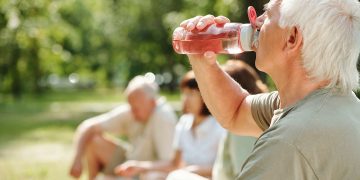 anziano che beve al caldo per dare l'idea dei maggiori accessi al pronto soccorso per il caldo