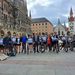 Foto di gruppo per la presentazione della ciclovia Monaco - Milano