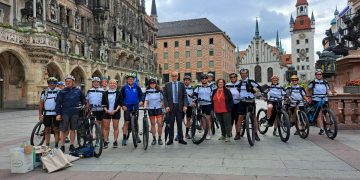 Foto di gruppo per la presentazione della ciclovia Monaco - Milano