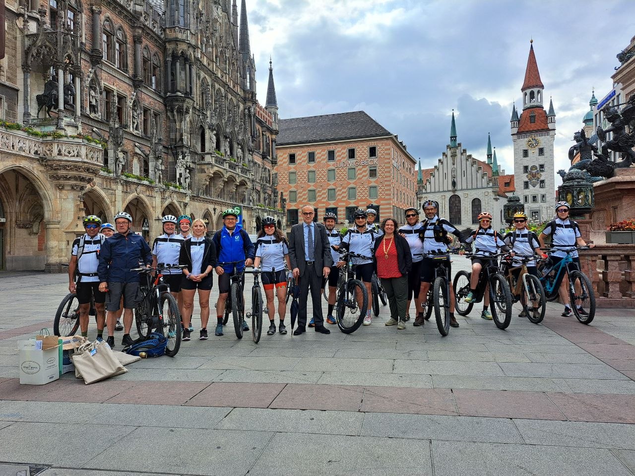 Foto di gruppo per la presentazione della ciclovia Monaco - Milano