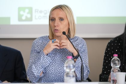 L'assessore Terzi durante un intervento. Immagine utilizzata per articolo sulle nuove piste ciclabili di Albiate e Opera