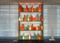 Inaugurata nella biblioteca 'Marzio Tremaglia' di Palazzo Lombardia l’installazione ‘Enlightening Books’, composta da gruppi di libri in vetro dipinti a mano e illuminati da led, firmata dall’artista mantovana Chiara Dynys