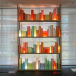 Inaugurata nella biblioteca 'Marzio Tremaglia' di Palazzo Lombardia l’installazione ‘Enlightening Books’, composta da gruppi di libri in vetro dipinti a mano e illuminati da led, firmata dall’artista mantovana Chiara Dynys