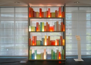 Inaugurata nella biblioteca 'Marzio Tremaglia' di Palazzo Lombardia l’installazione ‘Enlightening Books’, composta da gruppi di libri in vetro dipinti a mano e illuminati da led, firmata dall’artista mantovana Chiara Dynys