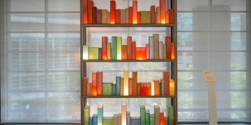 Inaugurata nella biblioteca 'Marzio Tremaglia' di Palazzo Lombardia l’installazione ‘Enlightening Books’, composta da gruppi di libri in vetro dipinti a mano e illuminati da led, firmata dall’artista mantovana Chiara Dynys
