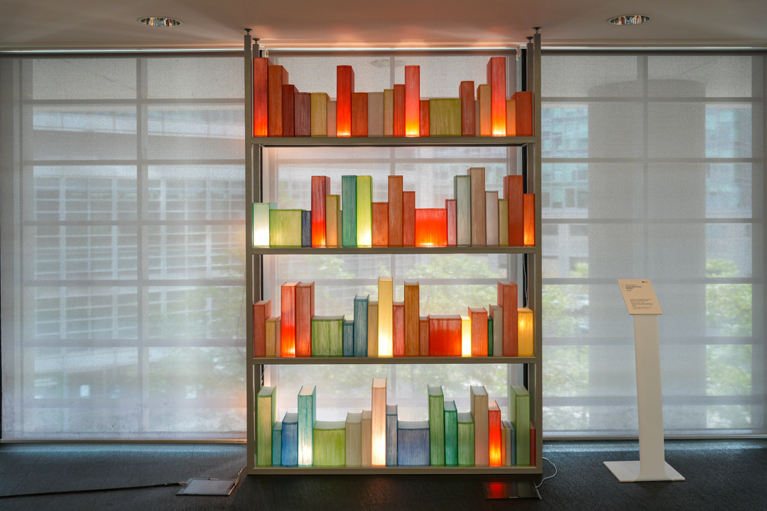 Inaugurata nella biblioteca 'Marzio Tremaglia' di Palazzo Lombardia l’installazione ‘Enlightening Books’, composta da gruppi di libri in vetro dipinti a mano e illuminati da led, firmata dall’artista mantovana Chiara Dynys