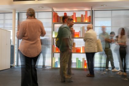 Inaugurata nella biblioteca 'Marzio Tremaglia' di Palazzo Lombardia l’installazione ‘Enlightening Books’, composta da gruppi di libri in vetro dipinti a mano e illuminati da led, firmata dall’artista mantovana Chiara Dynys