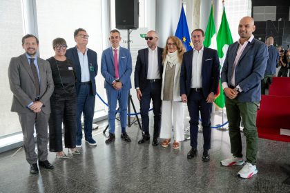 Foto di gruppo dei relatori dell'evento a Palazzo Lombardia del forum sostenibilità sociale 