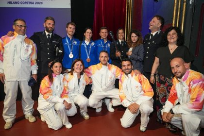 Nella foto gruppo campioni olimpici di Milano Cortina, detenuti e rappresentanti polizia penitenziaria carcere Beccaria di Milano