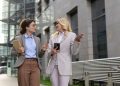 Nella foto una giovane ragazza e una rappresentante dell'imprenditoria di successo lombarda dialogano sul futuro economico della regione