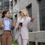 Nella foto una giovane ragazza e una rappresentante dell'imprenditoria di successo lombarda dialogano sul futuro economico della regione