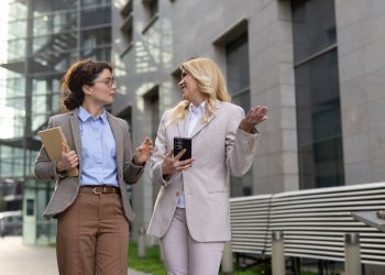 Nella foto una giovane ragazza e una rappresentante dell'imprenditoria di successo lombarda dialogano sul futuro economico della regione
