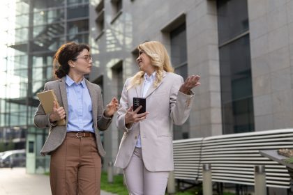 Nella foto una giovane ragazza e una rappresentante dell'imprenditoria di successo lombarda dialogano sul futuro economico della regione