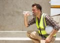 Nella foto un lavoratore si tutela dal caldo idratandosi. Regione Lombardia emana ordinanza a tutela dei lavoratori esposti al sole