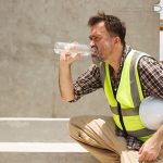 Nella foto un lavoratore si tutela dal caldo idratandosi. La regione Lombardia emana ordinanza a tutela dei lavoratori esposti al sole