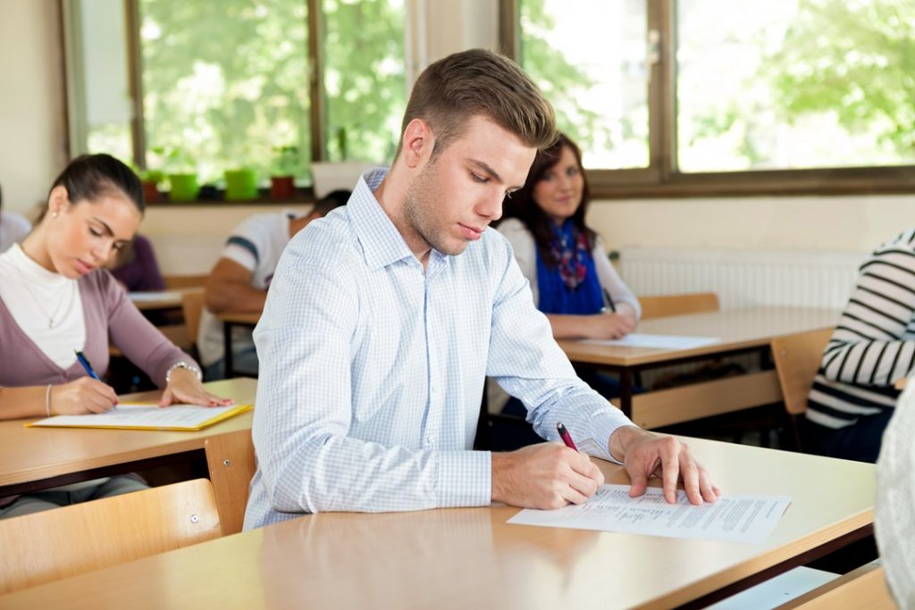 Un ragazzo alle prese con la maturità in Lombardia
