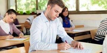 Un ragazzo alle prese con la maturità in Lombardia