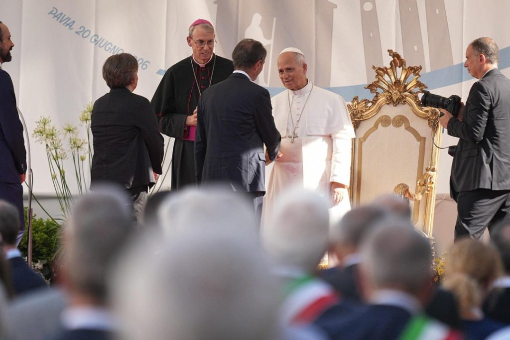 Il presidente Fontana saluta il Pontefice Leone XIV durante la visita del Papa a Pavia