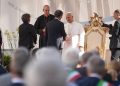 Il presidente Fontana saluta il Pontefice Leone XIV durante la visita del Papa a Pavia