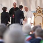Il presidente Fontana saluta il Pontefice Leone XIV durante la visita del Papa a Pavia