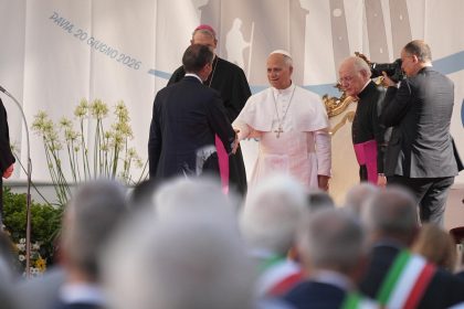 Il presidente Fontana con il Pontefice durante la visita del Papa a Pavia
