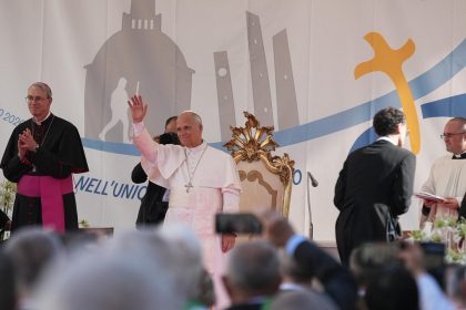 Papa Leone XIV durante la sua visita a Pavia