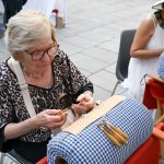 Anziana merletto di Cantù, immagine utilizzata per articolo Pro loco e Comunità della Lombardia