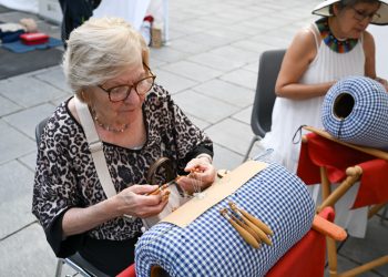 Anziana merletto di Cantù, immagine utilizzata per articolo Pro loco e Comunità della Lombardia