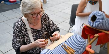 Anziana merletto di Cantù, immagine utilizzata per articolo Pro loco e Comunità della Lombardia
