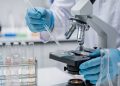 immagine generica di uno scienziato in laboratorio per dare l'idea dei progetti di ricerca biomedica premiati in Lombardia con bando Consolidator