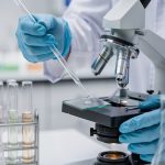 immagine generica di uno scienziato in laboratorio per dare l'idea dei progetti di ricerca biomedica premiati in Lombardia con bando Consolidator