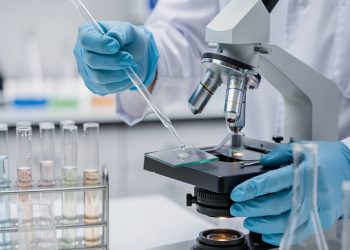 immagine generica di uno scienziato in laboratorio per dare l'idea dei progetti di ricerca biomedica premiati in Lombardia con bando Consolidator