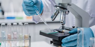 immagine generica di uno scienziato in laboratorio per dare l'idea dei progetti di ricerca biomedica premiati in Lombardia con bando Consolidator