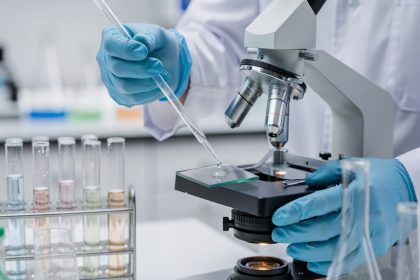 immagine generica di uno scienziato in laboratorio per dare l'idea dei progetti di ricerca biomedica premiati in Lombardia con bando Consolidator