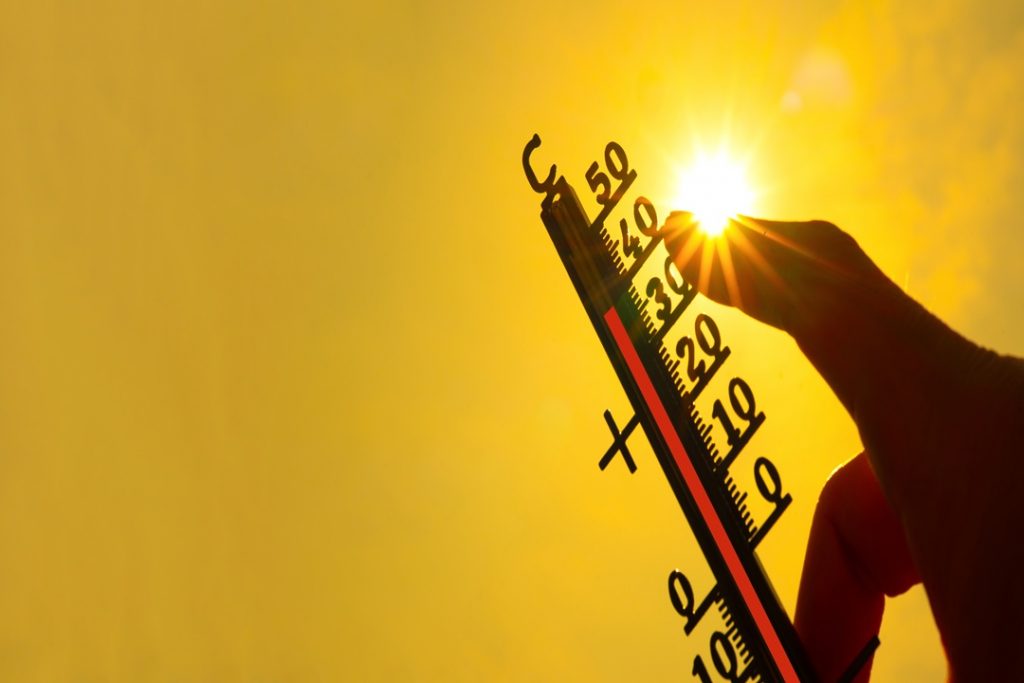 L''immagine simbolica è utilizzata per illustrare le richieste di caldo in aumento in Lombardia: mostra un termometro e nello sfondo il cielo e un sole cocente