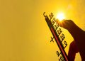 L''immagine simbolica è utilizzata per illustrare le richieste di caldo in aumento in Lombardia: mostra un termometro e nello sfondo il cielo e un sole cocente