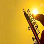 Scaricata da Shutterstock il 25.06.26 L'immagine mostra un termometro e nello sfondo il cielo e un sole cocente