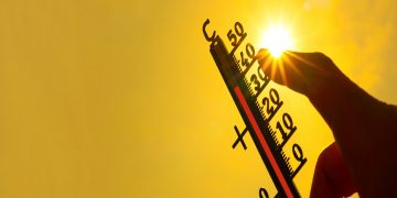 L''immagine simbolica è utilizzata per illustrare le richieste di caldo in aumento in Lombardia: mostra un termometro e nello sfondo il cielo e un sole cocente