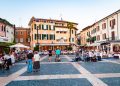 Il commercio rappresenta una leva attrattiva per il nostro territorio. Così Debora Massari assessore regionale all'Assemblea di Confesercenti. In foto una piazza lombarda con cittadini e attività commerciali.