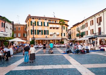 Il commercio rappresenta una leva attrattiva per il nostro territorio. Così Debora Massari assessore regionale all'Assemblea di Confesercenti. In foto una piazza lombarda con cittadini e attività commerciali.