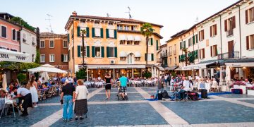 Il commercio rappresenta una leva attrattiva per il nostro territorio. Così Debora Massari assessore regionale all'Assemblea di Confesercenti. In foto una piazza lombarda con cittadini e attività commerciali.