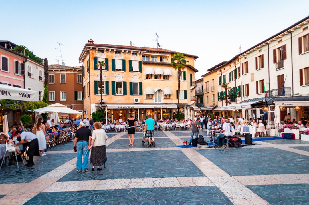 Il commercio rappresenta una leva attrattiva per il nostro territorio. Così Debora Massari assessore regionale all'Assemblea di Confesercenti. In foto una piazza lombarda con cittadini e attività commerciali.