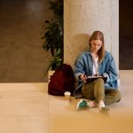 Nella foto una studentessa in uno degli atenei milanese per cui si prevedono nuovi posti di edilizia pubblica per alloggi universitari