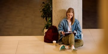 Nella foto una studentessa in uno degli atenei milanese per cui si prevedono nuovi posti di edilizia pubblica per alloggi universitari