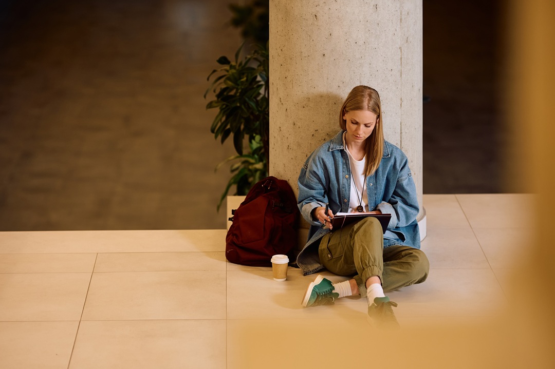 Nella foto una studentessa in uno degli atenei milanese per cui si prevedono nuovi posti di edilizia pubblica per alloggi universitari