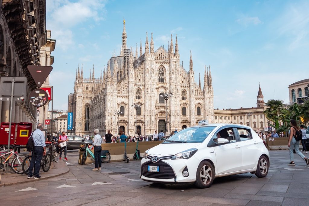taxi in piazza Duomo a Milano