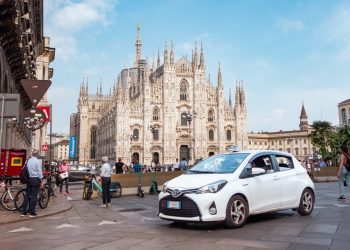 taxi in piazza Duomo a Milano